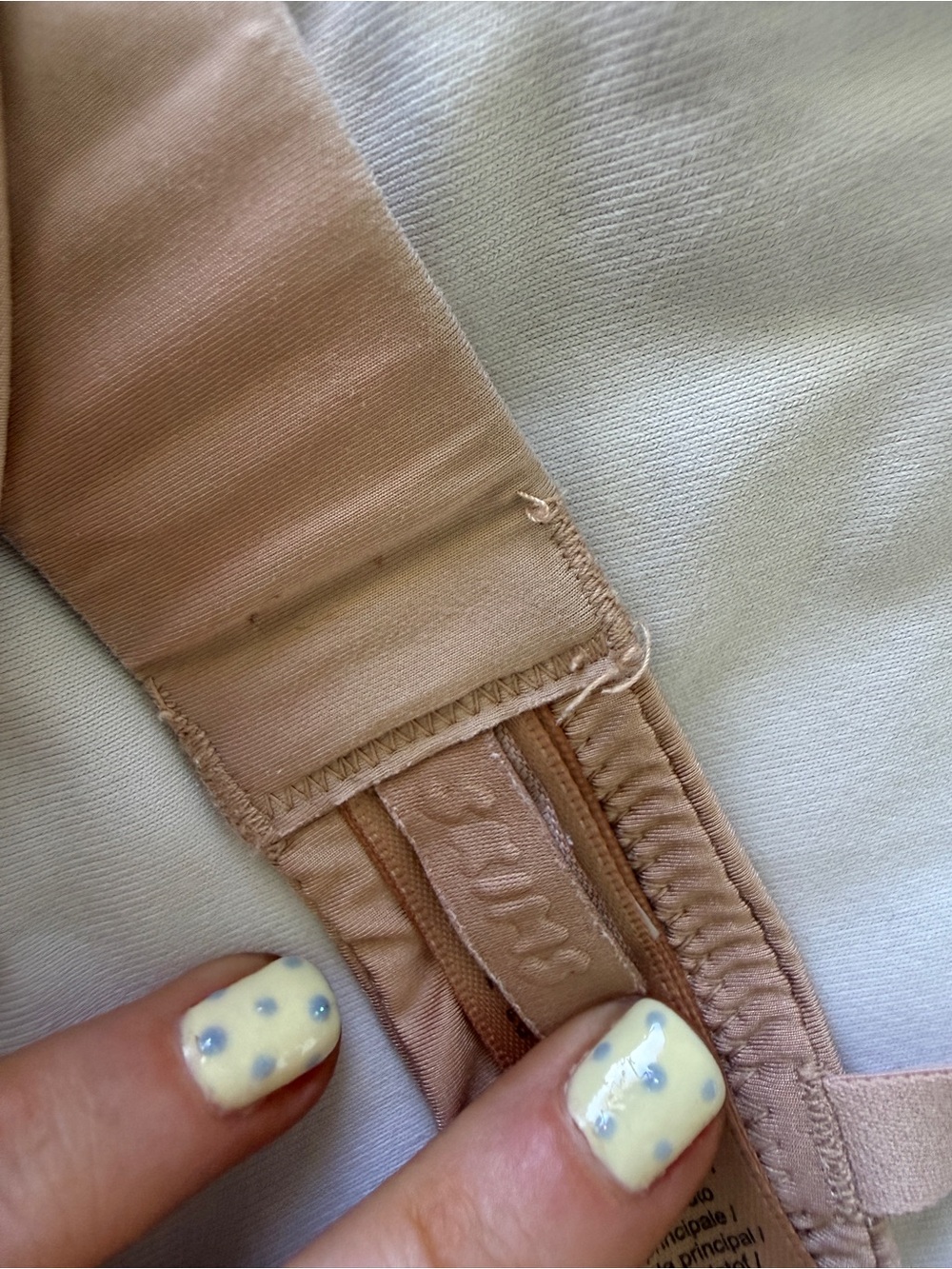 SKIMS Smooth Molded Bra - Beige - Picture 3 of 3
